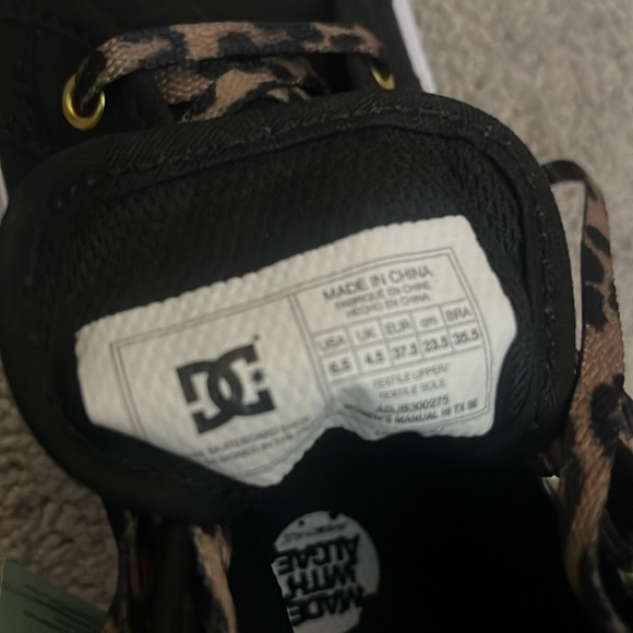 DC Animal print High top sneakers size 6.5 - Picture 7 of 8